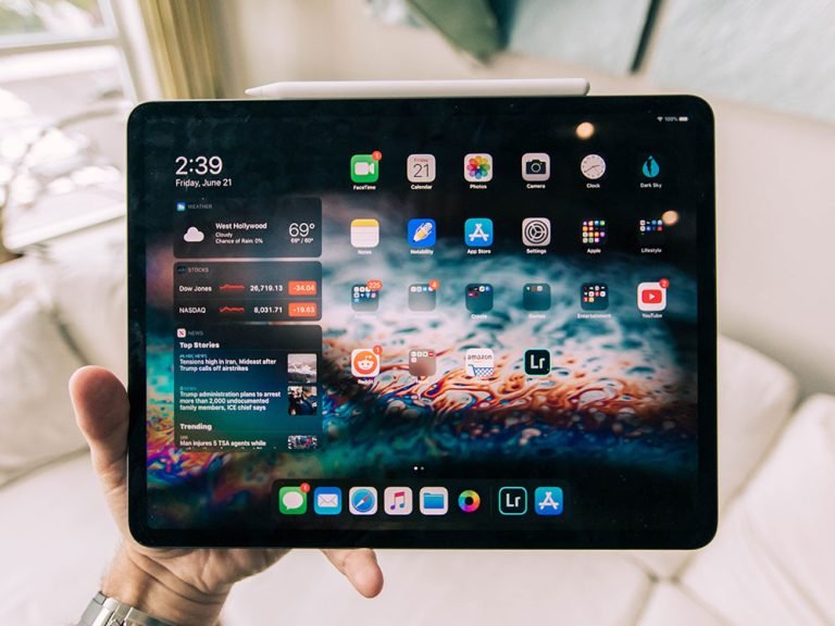 roberto nickson hLgYtX0rPgw unsplash GlamEssence: Elevating Beauty with Innovation